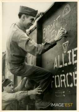 Soldat américain inscrivant sur wagon (Sarre)